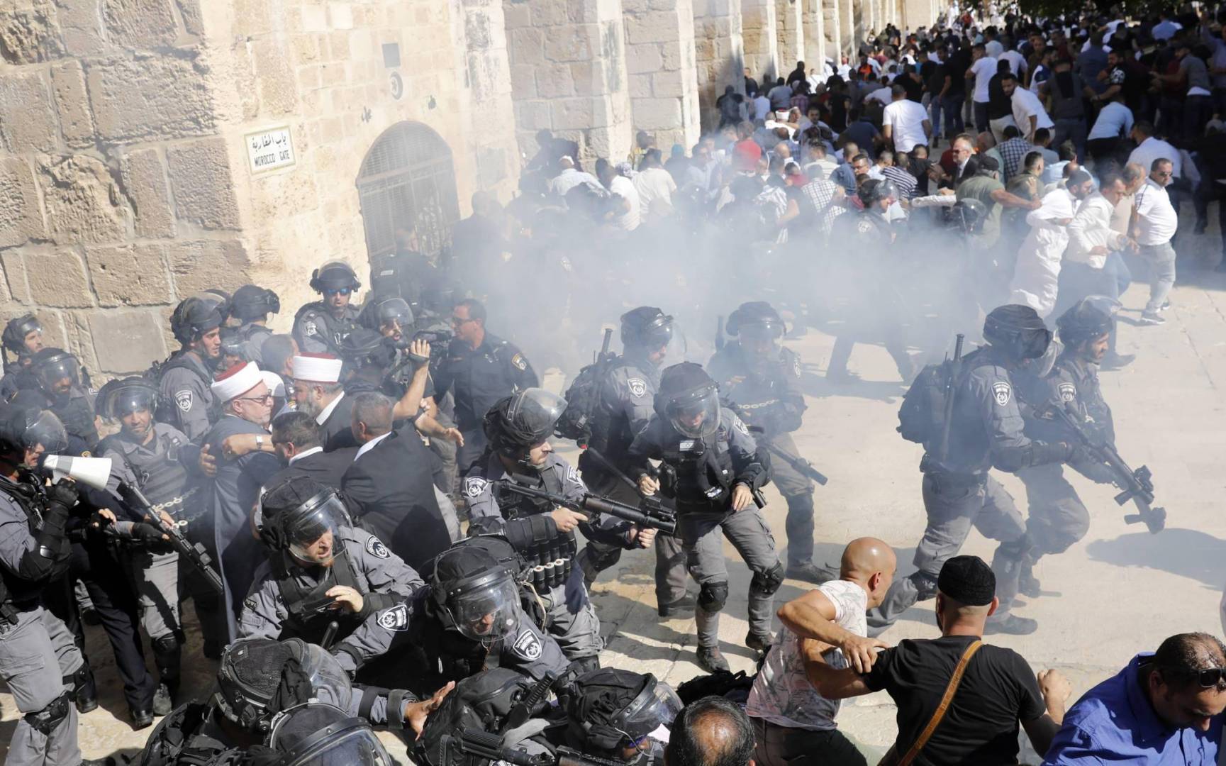 في أول أيام العيد.. الشرطة الإسرائيلية تهاجم مصلين فلسطينيين في حرم المسجد الأقصى