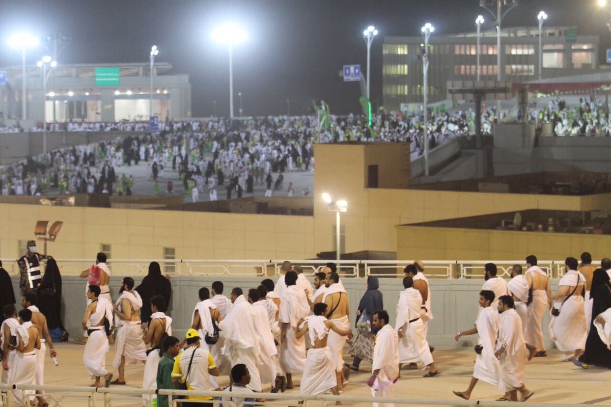 الحجاج يتوافدون على جسر الجمرات لرمي العقبة الكبرى