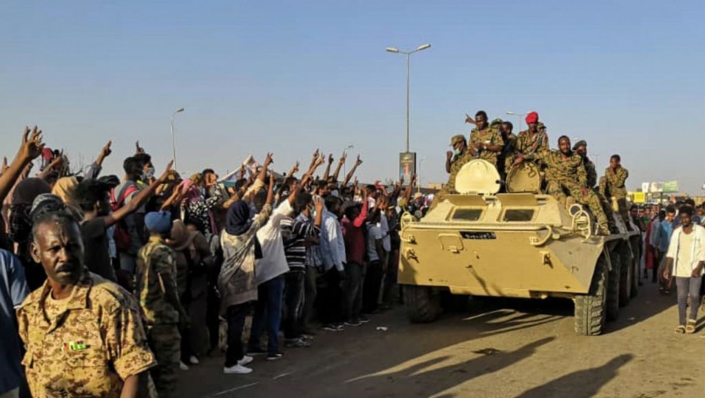 وزير الدفاع السوداني يعلن «اقتلاع النظام» والتحفظ على البشير