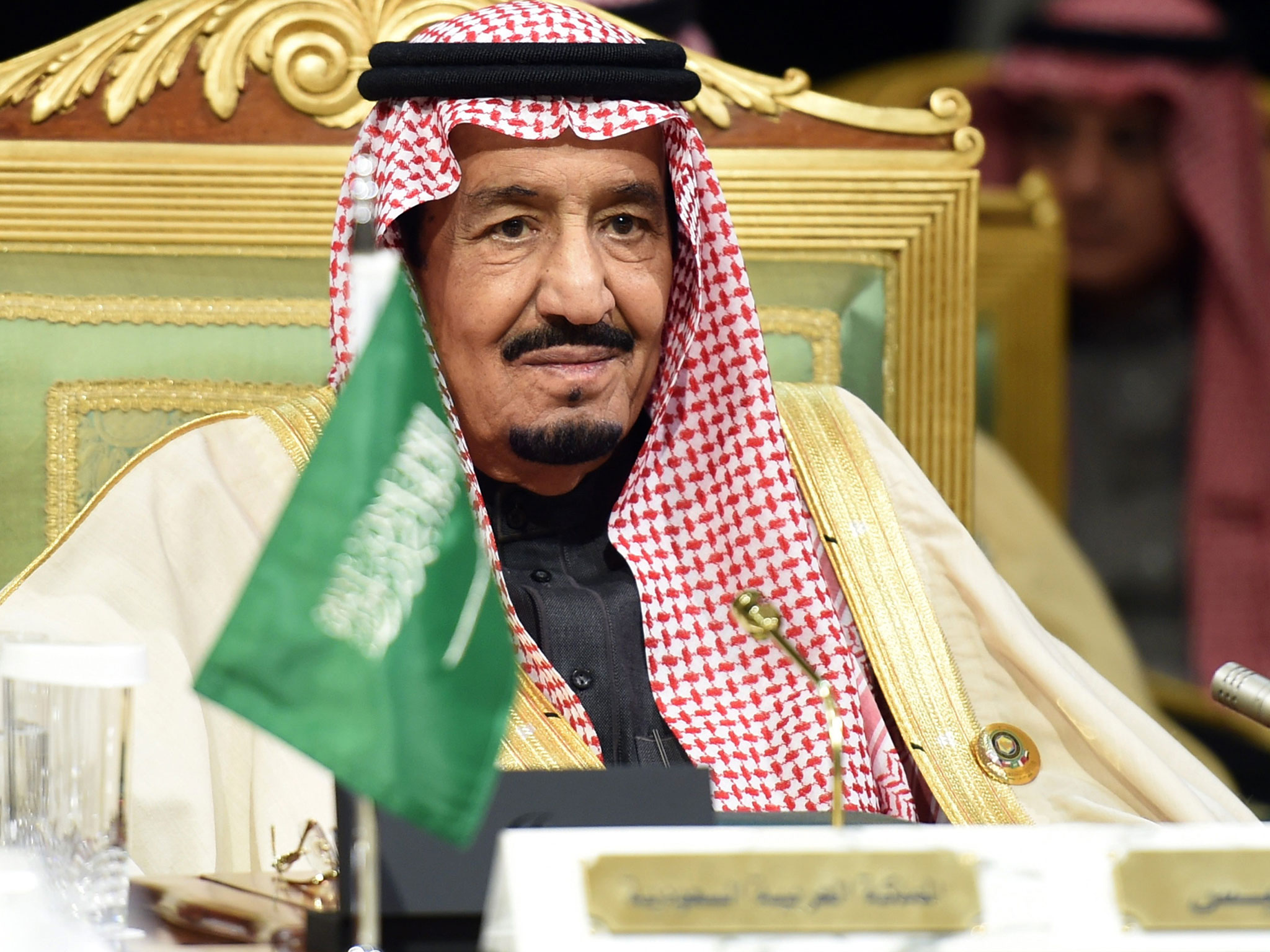 الملك سلمان يأمر بمنع التعاقد وتجديد العقود مع غير السعوديين