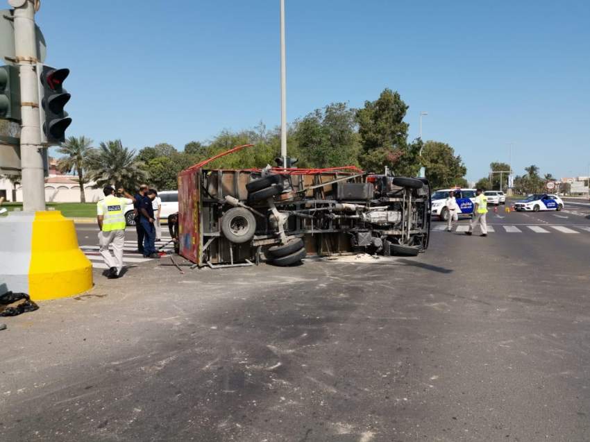 بالفيديو.. تدهور مركبة محملة بأسطوانات غاز في أبوظبي