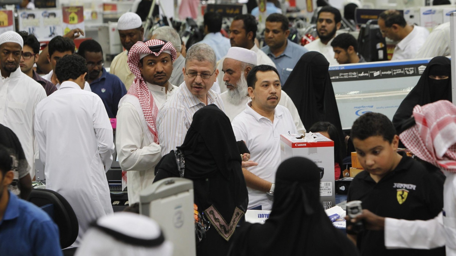 الركود في السعودية يدفع شركات تجزئة لتنويع الأرباح