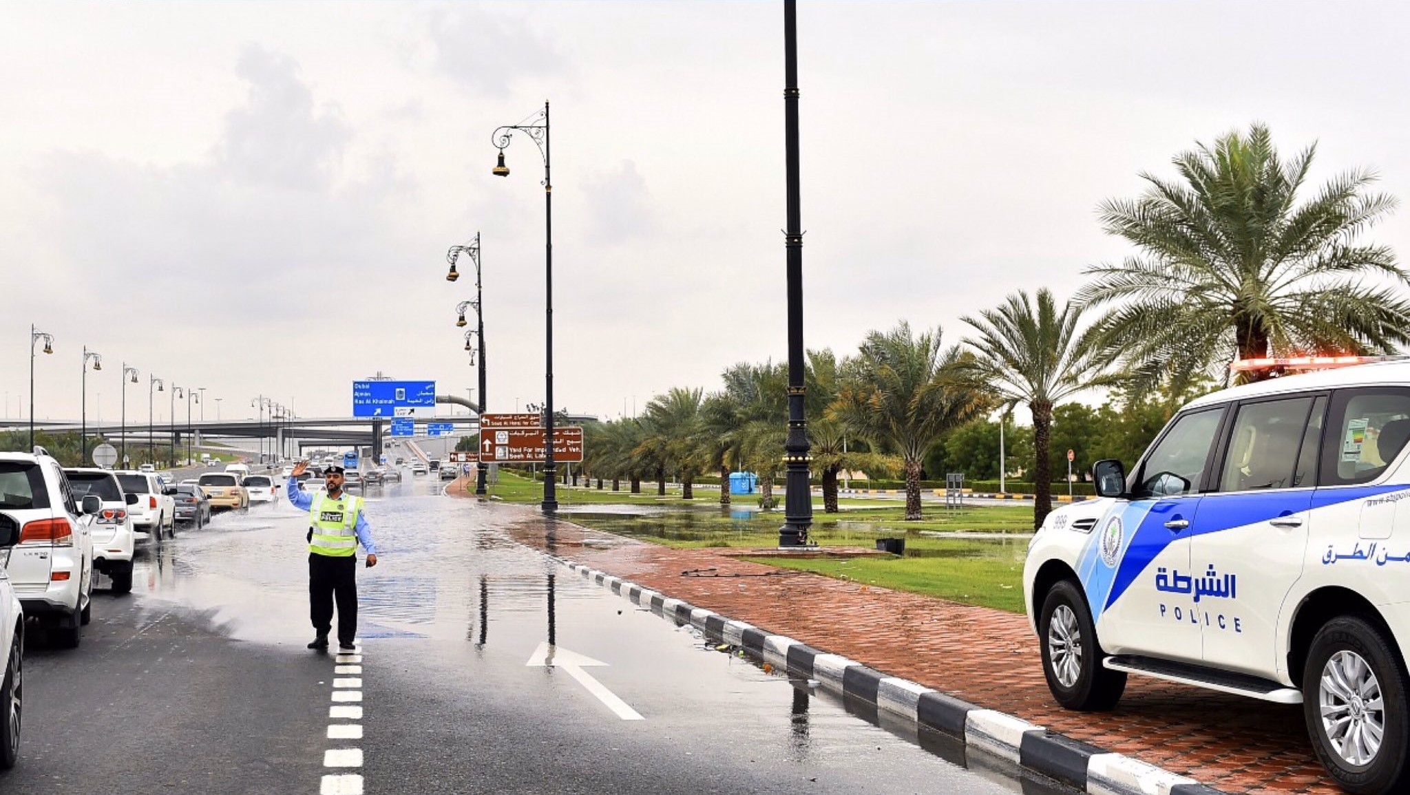 وفاة شاب إماراتي وإصابة زميله بإصابات بليغة في حادث سير بالشارقة