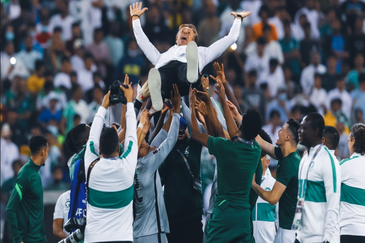 لاعبو المنتخب السعودي يرفعون المدرب رينار عالياً احتفالاً بتأهلم لكأس العالم في مارس الماضي