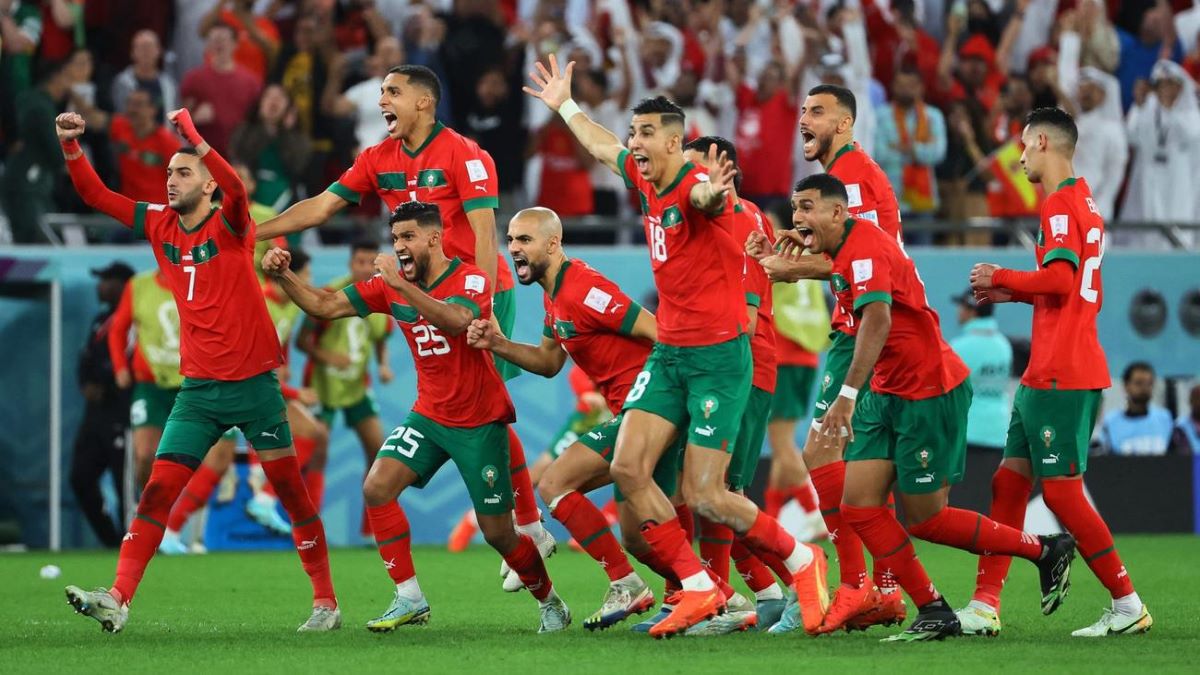 لاعبو المنتخب المغربي يحتفلون بتأهلهم إلى الدور نصف النهائي لكأس العالم في قطر