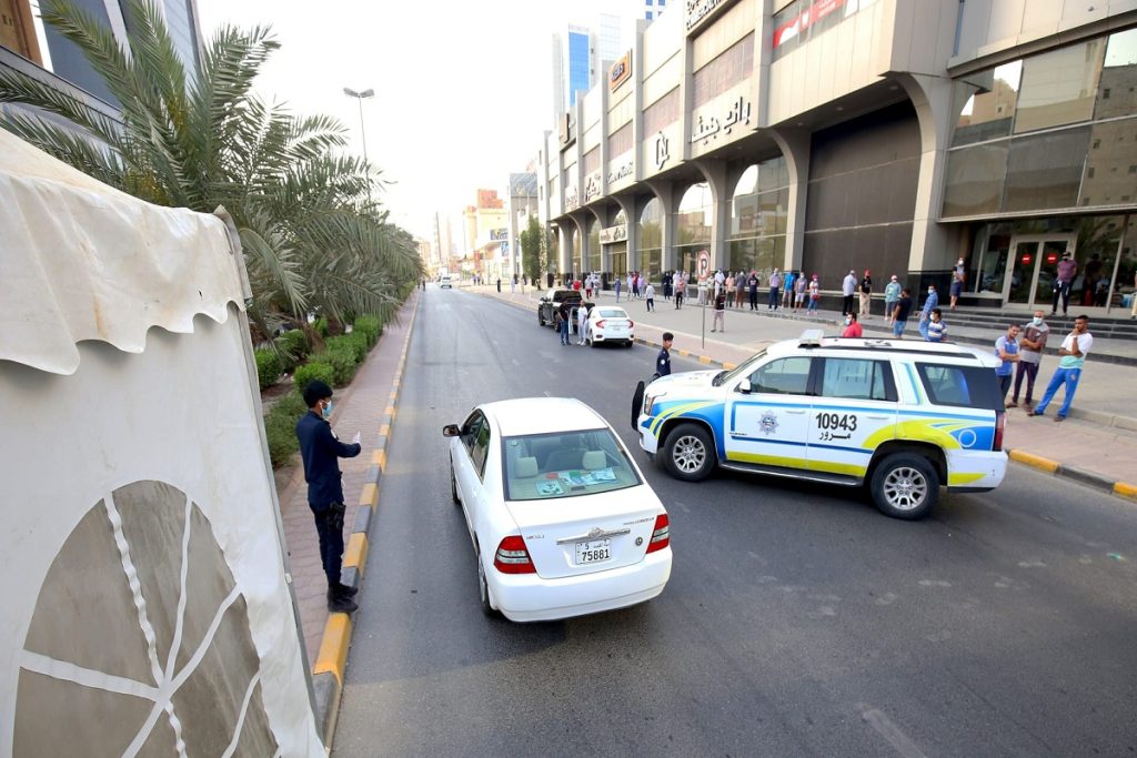 فيديو التعدي على رجل الأمن.. الداخلية الكويتية تتعامل بحزم 3 قضايا في 48 ساعة للمتهمين