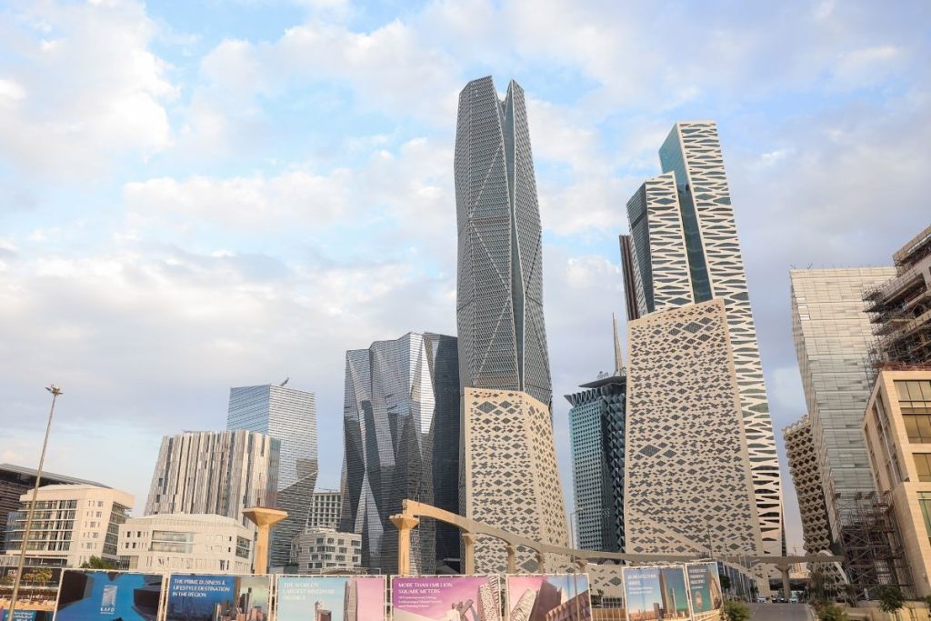 السعودية تستثمر في تمكين رواد الأعمال من خلال 12 بنكا تنمويا