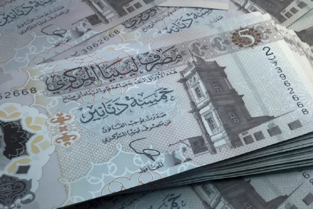 أزمة المصرف المركزي تعصف بالدينار الليبي.. 8% تراجعا في السوق السوداء