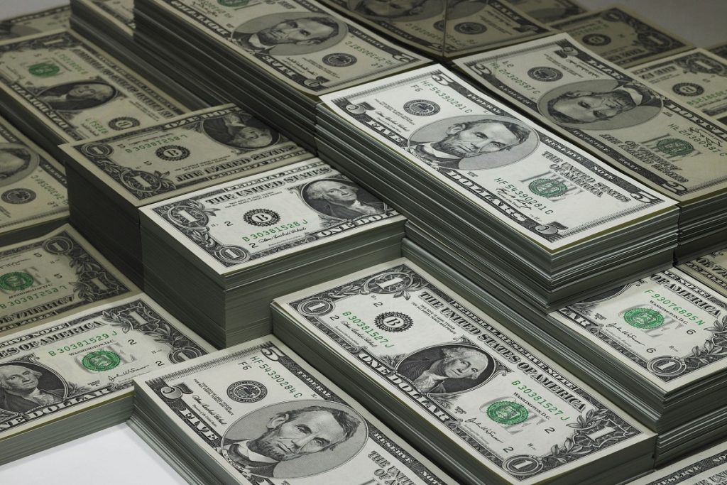 أسعار النفط تهبط أكثر من 2%.. ما علاقة الحوافز الصينية وصعود الدولار؟