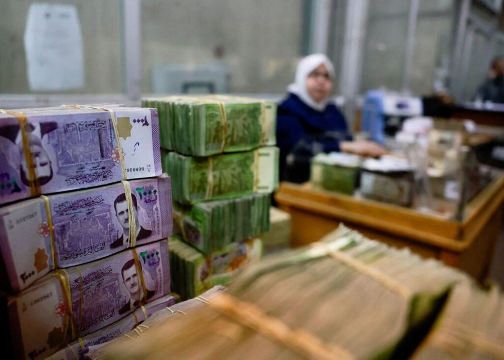 الليرة السورية تهبط إلى أدنى مستوياتها في 3 أسابيع