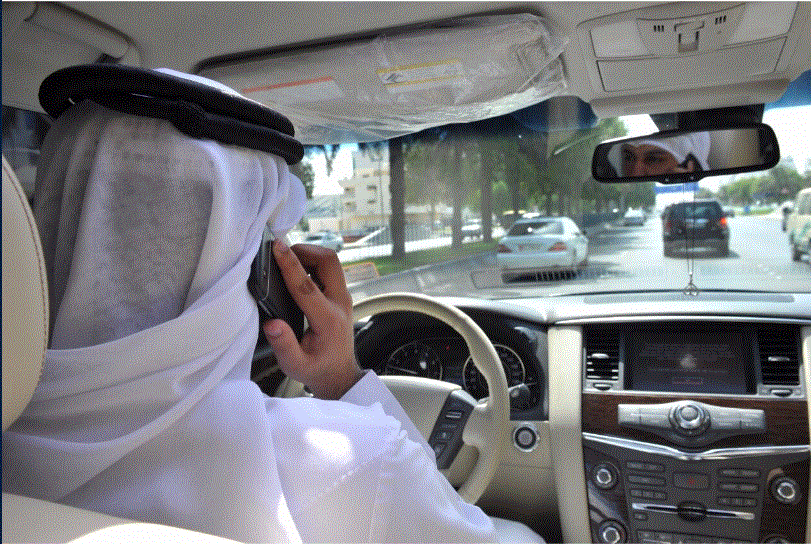 أبوظبي مخالفة أكثر من 30 ألف سائق لاستخدام الهاتف أثناء القيادة 