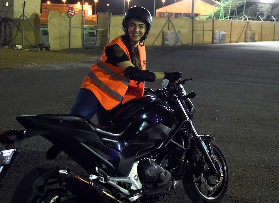 نساء في السعودية يتدربن على قيادة دراجات نارية مع قرب رفع الحظر