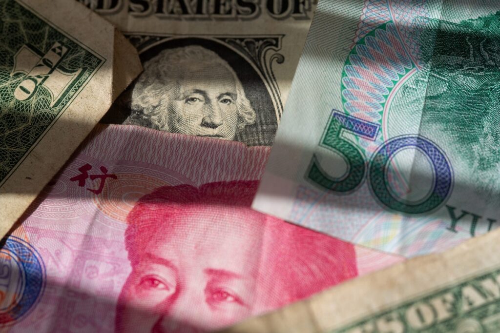 استمرار تراجع الدولار لمستويات "صدمة نيكسون".. ما أسباب انخفاضه 9%؟