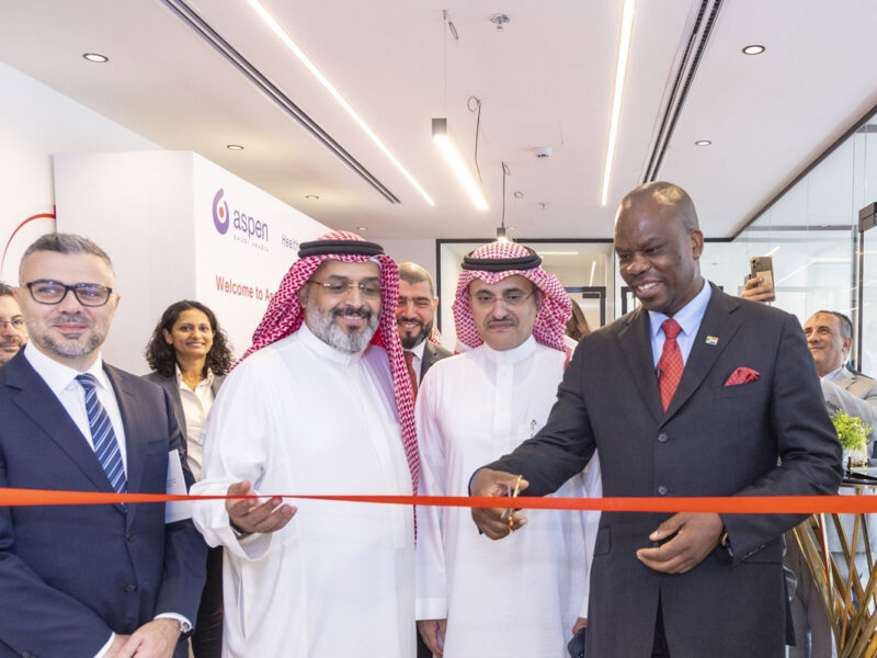 موغوبو ديفيد ماخابي هو سفير جنوب أفريقيا لدى المملكة العربية السعودية قام بقص الشريط الحريري للمقر