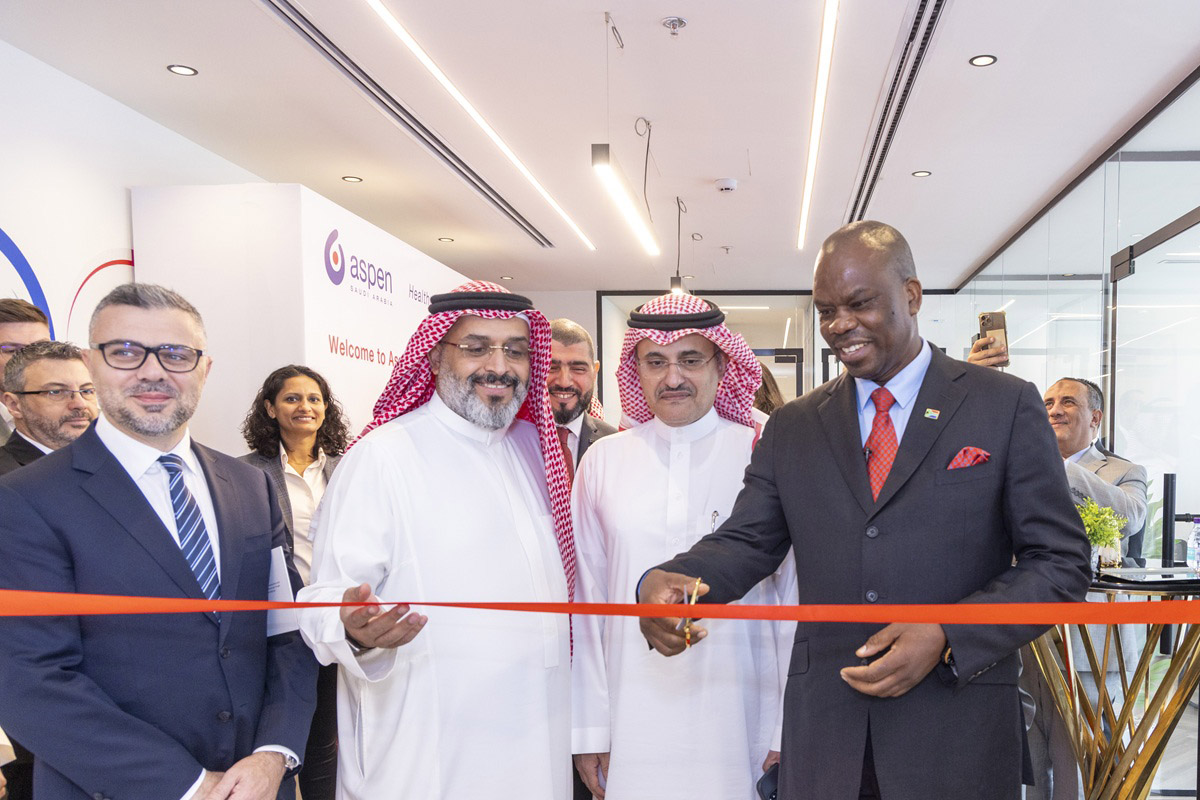 موغوبو ديفيد ماخابي هو سفير جنوب أفريقيا لدى المملكة العربية السعودية قام بقص الشريط الحريري للمقر