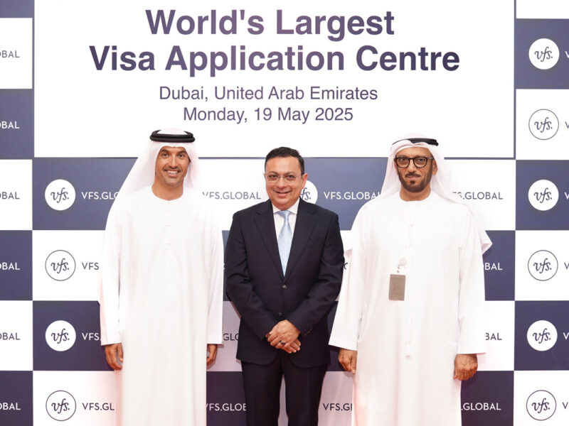 معالي هلال سعيد المري وزوبين كاركاريا وسعادة الفريق محمد احمد المري