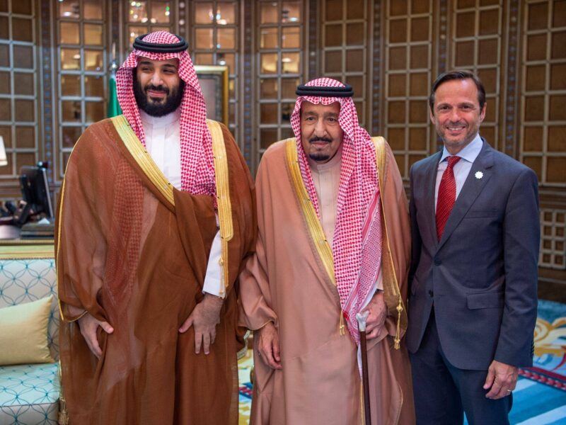 الملك سلمان وولي العهد وجون باغانو