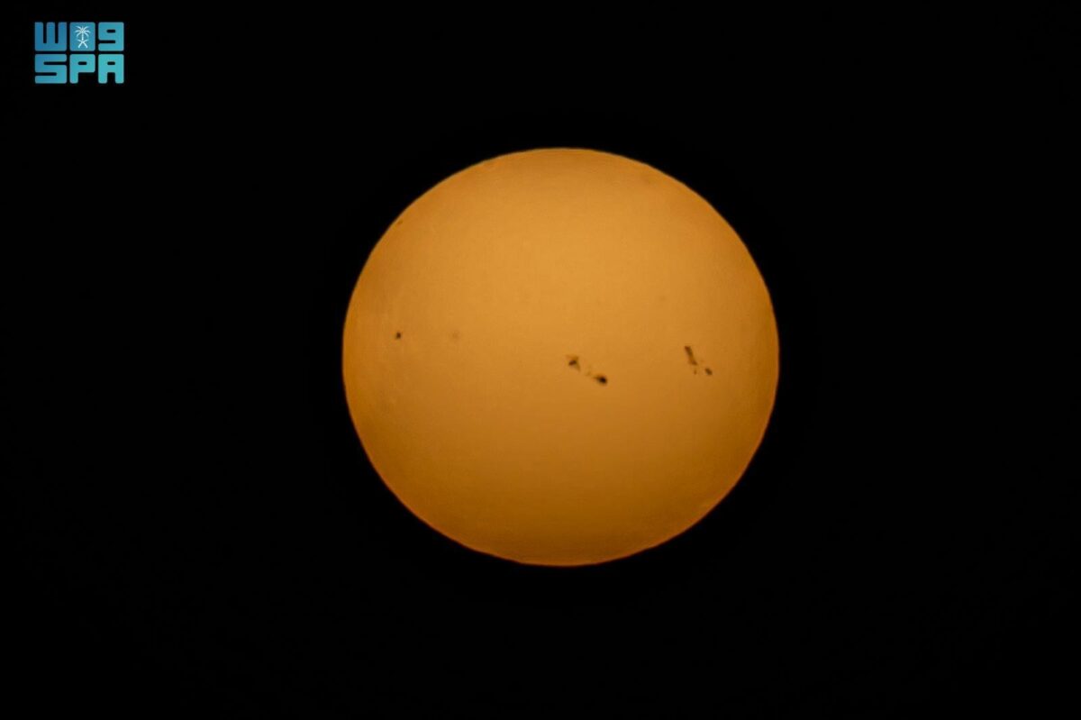 بقع شمسية عملاقة في سماء السعودية