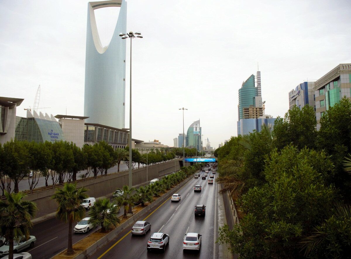 يبدو يرج المملكة (من اليسار في الصورة)، الذي تديره شركة "المملكة القابضة" في العاصمة السعودية