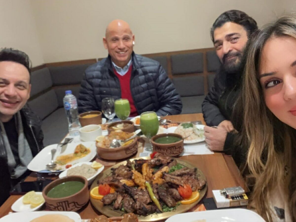 هشام أنس يتوسط مشاهير في مطعم شجرة الدر