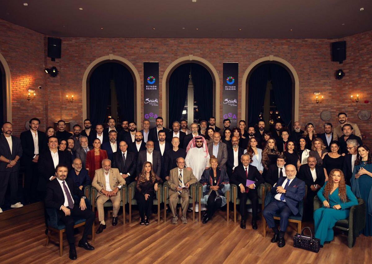 التقى تركي آل الشيخ بكوكبة من الفنانين السوريين