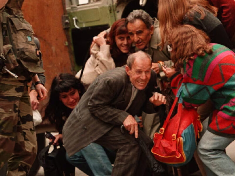 صورة مدنيين في حصار سرييفو - AP Photo/Jerome Delay