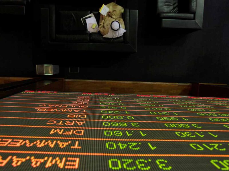 أداء متباين لأسواق الخليج بفعل مخاوف من خفض الفائدة - Reuters