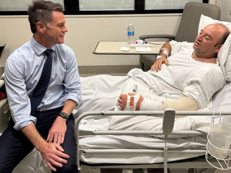 زار رئيس وزراء ولاية نيو ساوث ويلز، كريس مينز، أحمد الأحمد في المستشفى. (صورة: إنستغرام)