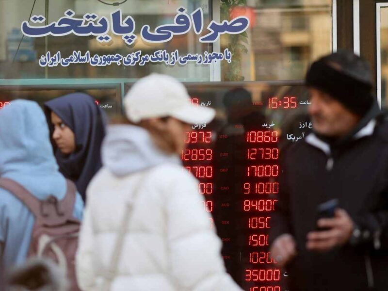 بدأت منذ أيام المظاهرات احتجاجا على انهيار قيمة العملة وارتفاع التضخم في إيران - Reuters
