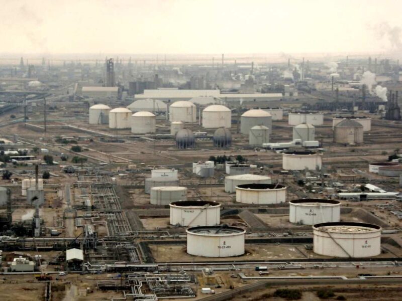 يأتي هذا التحول في وقت انخفضت أسعار النفط بأكثر من 25 بالمئة خلال عامين، وهو أقل من المستويات اللازمة لتمويل خطط التنويع الاقتصادي في الخليج - الصورة من كونا