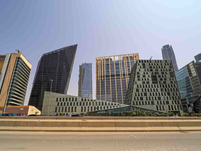 يسمح القانون لغير السعوديين بشراء العقارات السكنية والتجارية والصناعية والزراعية ضمن مناطق محددة. الصورة: Shutterstock