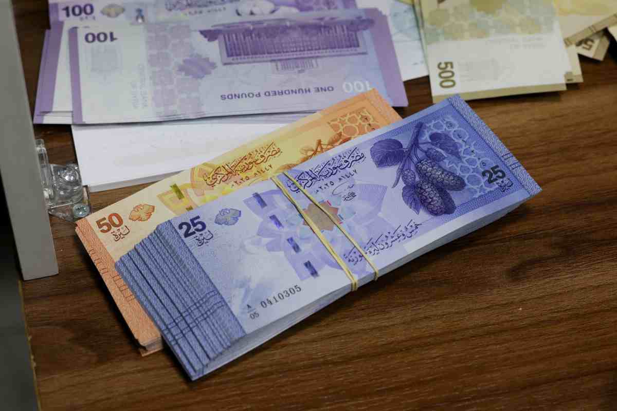 الليرة السورية الجديدة دخلت حيز التداول في بداية يناير 2026 - Reuters