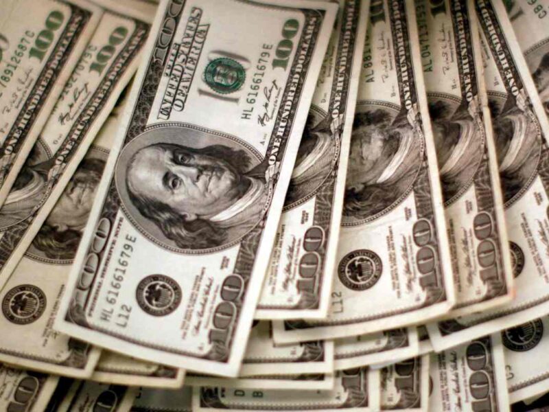 استهل الدولار التداول في عام 2026 بارتفاع طفيف، اليوم الجمعة، بعد أن تراجع أمام معظم العملات في العام الماضي - Reuters