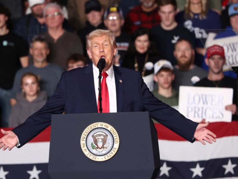 محللون اعتبروا أن ضعف الدولار في الآونة الأخيرة نابع من عدة عوامل، مثل سياسات ترامب والمخاوف بشأن استقلالية البنك المركزي الأمريكي - Reuters