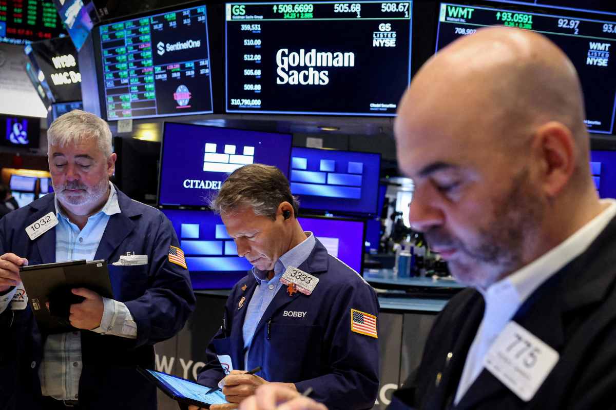 المؤشرات الرئيسية في وول ستريت أغلقت على انخفاض في جلسة التداول الأخيرة من عام 2025، لكنها حققت مكاسب سنوية كبيرة - Reuters