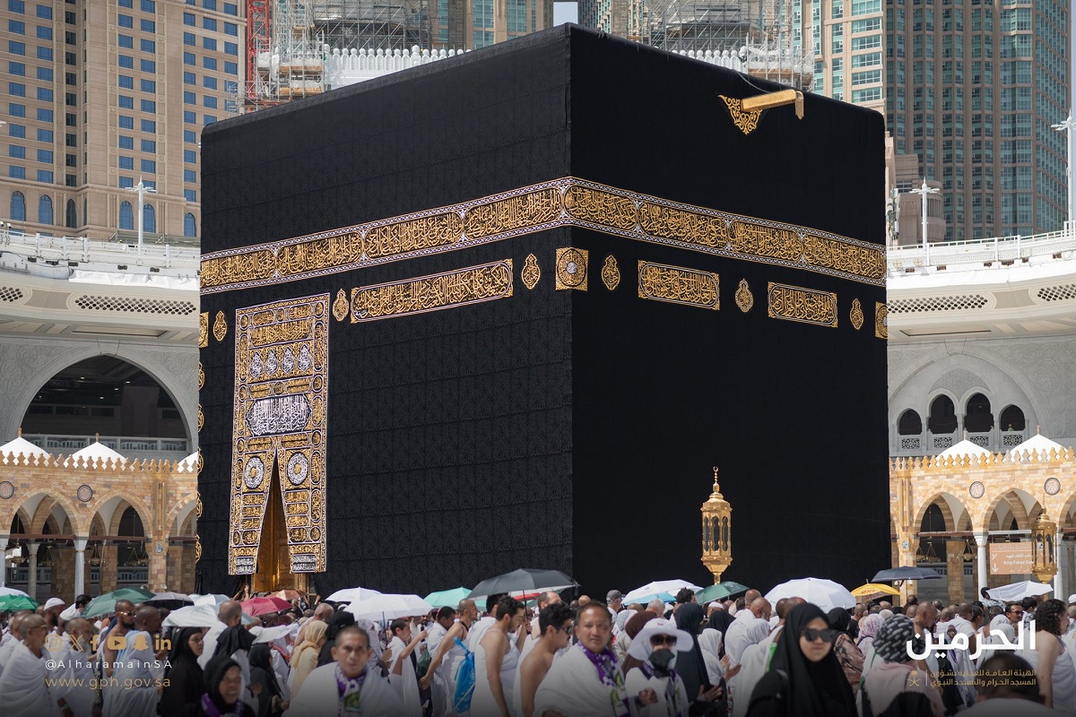 تغيير كسوة الكعبة المشرفة لعام 1446... كمْ تزن ومما تصنع والمنقوش عليها؟